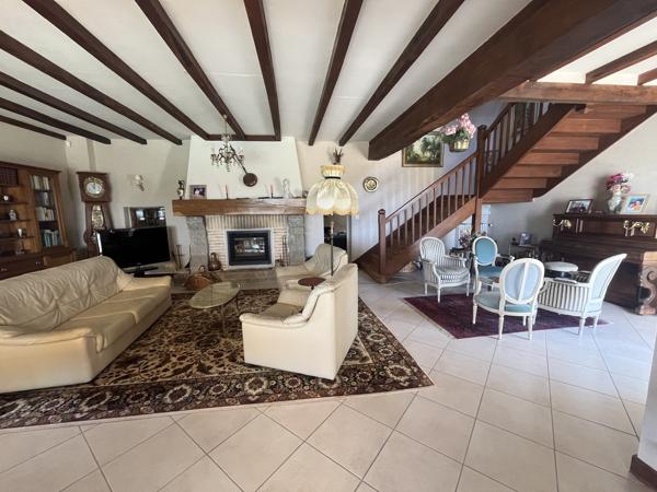 Maison à vendre à Saint-Avé – 250 m² habitables sur 3 300 m² de terrain avec piscine
