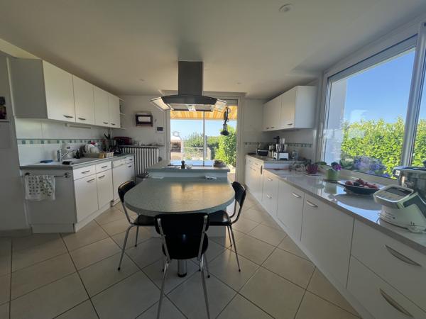 Maison à vendre à Saint-Avé – 250 m² habitables sur 3 300 m² de terrain avec piscine
