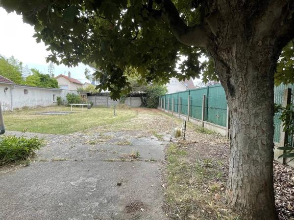 Vends terrain plat constructible avec construction