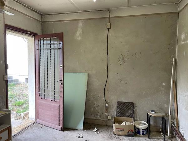 Vends terrain plat constructible avec construction