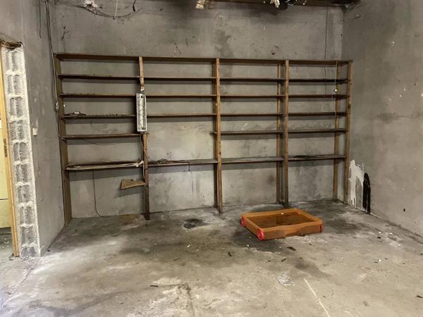 Vends terrain plat constructible avec construction