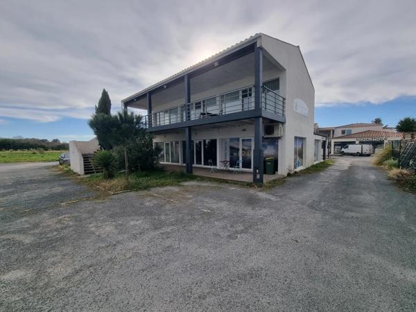 ST-PIERRE D'OLERON (17), A Louer local-bureau 84m² 6 pièces idéalement située en cœur de zone d'activité économique