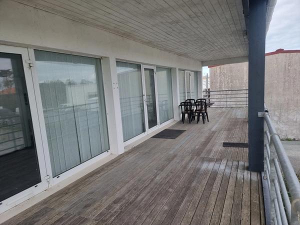 ST-PIERRE D'OLERON (17), A Louer local-bureau 84m² 6 pièces idéalement située en cœur de zone d'activité économique