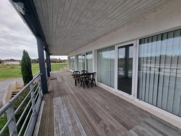 ST-PIERRE D'OLERON (17), A Louer local-bureau 84m² 6 pièces idéalement située en cœur de zone d'activité économique