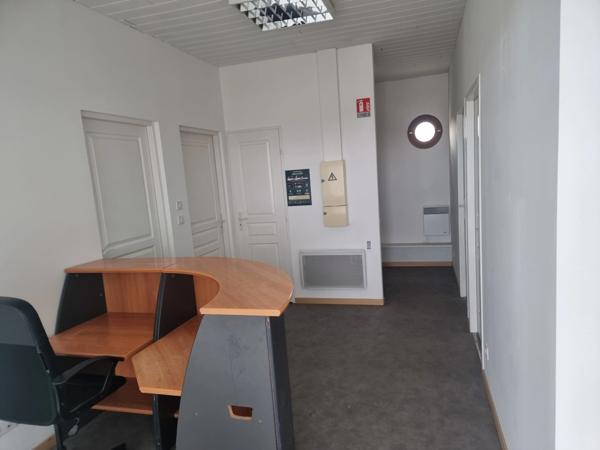 ST-PIERRE D'OLERON (17), A Louer local-bureau 84m² 6 pièces idéalement située en cœur de zone d'activité économique