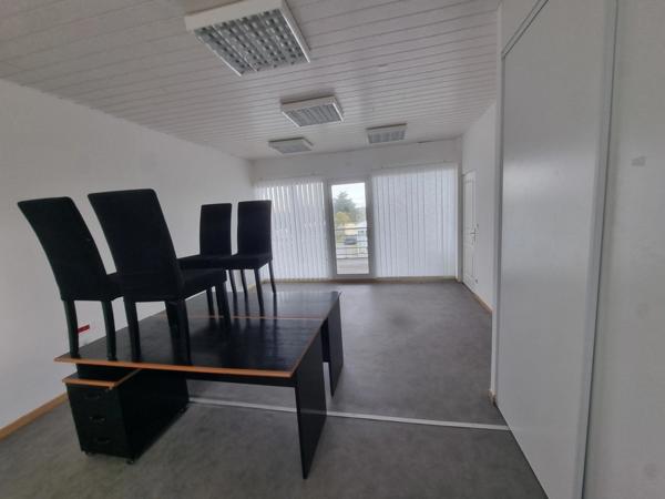 ST-PIERRE D'OLERON (17), A Louer local-bureau 84m² 6 pièces idéalement située en cœur de zone d'activité économique