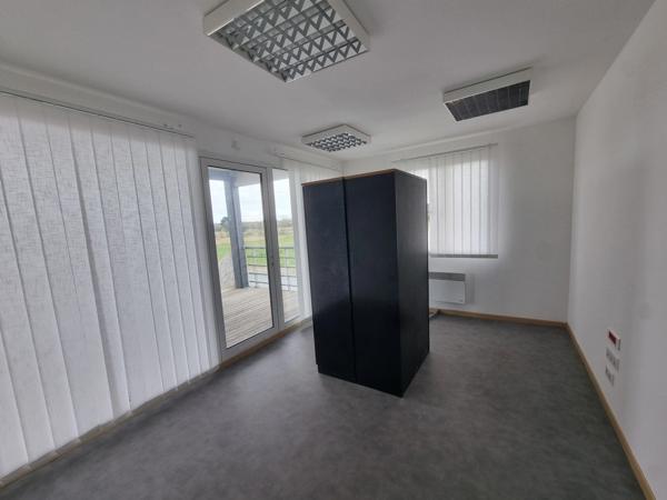 ST-PIERRE D'OLERON (17), A Louer local-bureau 84m² 6 pièces idéalement située en cœur de zone d'activité économique