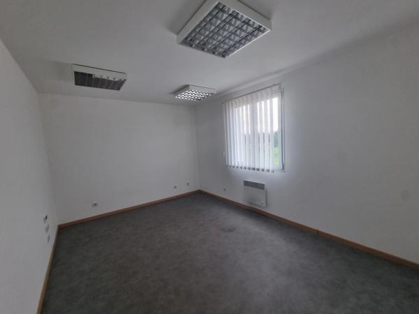 ST-PIERRE D'OLERON (17), A Louer local-bureau 84m² 6 pièces idéalement située en cœur de zone d'activité économique