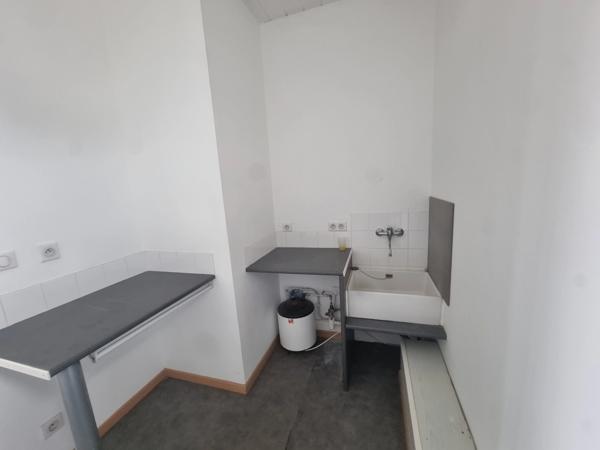 ST-PIERRE D'OLERON (17), A Louer local-bureau 84m² 6 pièces idéalement située en cœur de zone d'activité économique