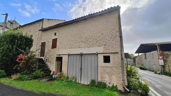 Garage avec pièce et grenier à vendre VOUHARTE (16)