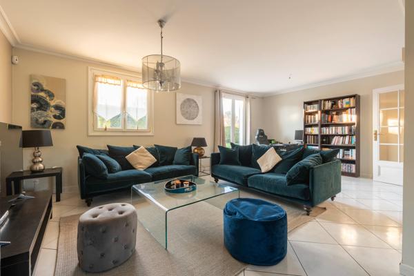 Maison
         8 pièces
        - 202 m² Exclusivité 350 000 € *