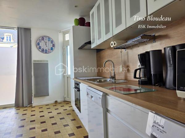 À seulement 3 minutes à pied des commerces du centre de Bléré et de l’école, et à 20 minutes à pied de la gare de Bléré–La Croix, cette maison de bourg offre un emplacement privilégié au quotidien. Accès rapide aux Châteaux de Chenonceau et Amboise, et à seulement 30 minutes de Tours.

Soigneusement rénovée et particulièrement bien entretenue, cette maison associe une présentation impeccable à une configuration permettant de louer une partie du bien.

Au rez-de-chaussée, le logement indépendant dispose de sa propre entrée et communique également avec la maison par une double porte. Il comprend une chambre, une cuisine aménagée et équipée ouverte sur le salon-séjour, ainsi qu’une salle d’eau avec WC. Un véritable atout pour envisager un revenu locatif complémentaire tout en habitant les étages.
L'accès à la maison ouvre sur un patio couvert permettant de stocker et entreposer, ainsi qu’une entrée aménagée en arrière-cuisine avec point d’eau et plaque de cuisson. Une cave voûtée en tuffeau complète ce niveau.
Le premier étage comprend un salon-séjour chaleureux, une cuisine indépendante aménagée et équipée, une salle d’eau, des WC séparés et plusieurs rangements.
Au deuxième étage, vous trouverez deux chambres confortables, un palier équipé d’une cabine de douche et des WC indépendants.

Chauffage électrique, huisseries en double vitrage et possibilité de louer un garage à proximité permettant de compléter le bien si nécessaire.

Un emplacement privilégié, un bien soigné sans travaux à prévoir et une partie indépendante exploitable tout de suite, selon votre projet.

Contactez moi rapidement pour organiser votre visite.