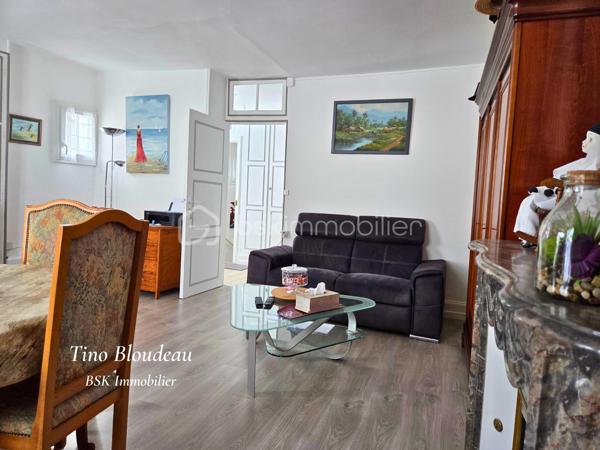 À seulement 3 minutes à pied des commerces du centre de Bléré et de l’école, et à 20 minutes à pied de la gare de Bléré–La Croix, cette maison de bourg offre un emplacement privilégié au quotidien. Accès rapide aux Châteaux de Chenonceau et Amboise, et à seulement 30 minutes de Tours.

Soigneusement rénovée et particulièrement bien entretenue, cette maison associe une présentation impeccable à une configuration permettant de louer une partie du bien.

Au rez-de-chaussée, le logement indépendant dispose de sa propre entrée et communique également avec la maison par une double porte. Il comprend une chambre, une cuisine aménagée et équipée ouverte sur le salon-séjour, ainsi qu’une salle d’eau avec WC. Un véritable atout pour envisager un revenu locatif complémentaire tout en habitant les étages.
L'accès à la maison ouvre sur un patio couvert permettant de stocker et entreposer, ainsi qu’une entrée aménagée en arrière-cuisine avec point d’eau et plaque de cuisson. Une cave voûtée en tuffeau complète ce niveau.
Le premier étage comprend un salon-séjour chaleureux, une cuisine indépendante aménagée et équipée, une salle d’eau, des WC séparés et plusieurs rangements.
Au deuxième étage, vous trouverez deux chambres confortables, un palier équipé d’une cabine de douche et des WC indépendants.

Chauffage électrique, huisseries en double vitrage et possibilité de louer un garage à proximité permettant de compléter le bien si nécessaire.

Un emplacement privilégié, un bien soigné sans travaux à prévoir et une partie indépendante exploitable tout de suite, selon votre projet.

Contactez moi rapidement pour organiser votre visite.