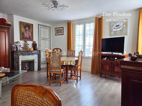 À seulement 3 minutes à pied des commerces du centre de Bléré et de l’école, et à 20 minutes à pied de la gare de Bléré–La Croix, cette maison de bourg offre un emplacement privilégié au quotidien. Accès rapide aux Châteaux de Chenonceau et Amboise, et à seulement 30 minutes de Tours.

Soigneusement rénovée et particulièrement bien entretenue, cette maison associe une présentation impeccable à une configuration permettant de louer une partie du bien.

Au rez-de-chaussée, le logement indépendant dispose de sa propre entrée et communique également avec la maison par une double porte. Il comprend une chambre, une cuisine aménagée et équipée ouverte sur le salon-séjour, ainsi qu’une salle d’eau avec WC. Un véritable atout pour envisager un revenu locatif complémentaire tout en habitant les étages.
L'accès à la maison ouvre sur un patio couvert permettant de stocker et entreposer, ainsi qu’une entrée aménagée en arrière-cuisine avec point d’eau et plaque de cuisson. Une cave voûtée en tuffeau complète ce niveau.
Le premier étage comprend un salon-séjour chaleureux, une cuisine indépendante aménagée et équipée, une salle d’eau, des WC séparés et plusieurs rangements.
Au deuxième étage, vous trouverez deux chambres confortables, un palier équipé d’une cabine de douche et des WC indépendants.

Chauffage électrique, huisseries en double vitrage et possibilité de louer un garage à proximité permettant de compléter le bien si nécessaire.

Un emplacement privilégié, un bien soigné sans travaux à prévoir et une partie indépendante exploitable tout de suite, selon votre projet.

Contactez moi rapidement pour organiser votre visite.