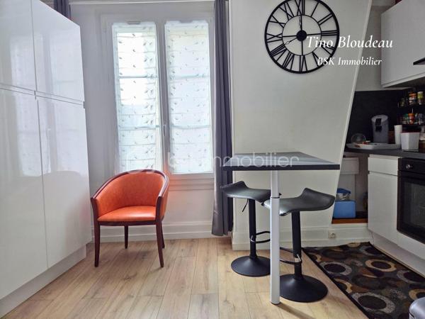 À seulement 3 minutes à pied des commerces du centre de Bléré et de l’école, et à 20 minutes à pied de la gare de Bléré–La Croix, cette maison de bourg offre un emplacement privilégié au quotidien. Accès rapide aux Châteaux de Chenonceau et Amboise, et à seulement 30 minutes de Tours.

Soigneusement rénovée et particulièrement bien entretenue, cette maison associe une présentation impeccable à une configuration permettant de louer une partie du bien.

Au rez-de-chaussée, le logement indépendant dispose de sa propre entrée et communique également avec la maison par une double porte. Il comprend une chambre, une cuisine aménagée et équipée ouverte sur le salon-séjour, ainsi qu’une salle d’eau avec WC. Un véritable atout pour envisager un revenu locatif complémentaire tout en habitant les étages.
L'accès à la maison ouvre sur un patio couvert permettant de stocker et entreposer, ainsi qu’une entrée aménagée en arrière-cuisine avec point d’eau et plaque de cuisson. Une cave voûtée en tuffeau complète ce niveau.
Le premier étage comprend un salon-séjour chaleureux, une cuisine indépendante aménagée et équipée, une salle d’eau, des WC séparés et plusieurs rangements.
Au deuxième étage, vous trouverez deux chambres confortables, un palier équipé d’une cabine de douche et des WC indépendants.

Chauffage électrique, huisseries en double vitrage et possibilité de louer un garage à proximité permettant de compléter le bien si nécessaire.

Un emplacement privilégié, un bien soigné sans travaux à prévoir et une partie indépendante exploitable tout de suite, selon votre projet.

Contactez moi rapidement pour organiser votre visite.