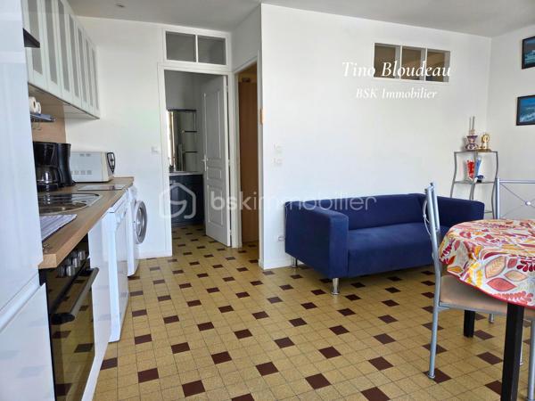 À seulement 3 minutes à pied des commerces du centre de Bléré et de l’école, et à 20 minutes à pied de la gare de Bléré–La Croix, cette maison de bourg offre un emplacement privilégié au quotidien. Accès rapide aux Châteaux de Chenonceau et Amboise, et à seulement 30 minutes de Tours.

Soigneusement rénovée et particulièrement bien entretenue, cette maison associe une présentation impeccable à une configuration permettant de louer une partie du bien.

Au rez-de-chaussée, le logement indépendant dispose de sa propre entrée et communique également avec la maison par une double porte. Il comprend une chambre, une cuisine aménagée et équipée ouverte sur le salon-séjour, ainsi qu’une salle d’eau avec WC. Un véritable atout pour envisager un revenu locatif complémentaire tout en habitant les étages.
L'accès à la maison ouvre sur un patio couvert permettant de stocker et entreposer, ainsi qu’une entrée aménagée en arrière-cuisine avec point d’eau et plaque de cuisson. Une cave voûtée en tuffeau complète ce niveau.
Le premier étage comprend un salon-séjour chaleureux, une cuisine indépendante aménagée et équipée, une salle d’eau, des WC séparés et plusieurs rangements.
Au deuxième étage, vous trouverez deux chambres confortables, un palier équipé d’une cabine de douche et des WC indépendants.

Chauffage électrique, huisseries en double vitrage et possibilité de louer un garage à proximité permettant de compléter le bien si nécessaire.

Un emplacement privilégié, un bien soigné sans travaux à prévoir et une partie indépendante exploitable tout de suite, selon votre projet.

Contactez moi rapidement pour organiser votre visite.