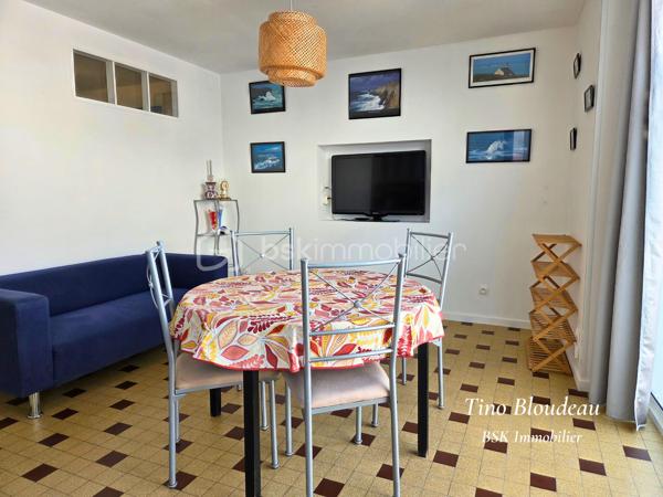 À seulement 3 minutes à pied des commerces du centre de Bléré et de l’école, et à 20 minutes à pied de la gare de Bléré–La Croix, cette maison de bourg offre un emplacement privilégié au quotidien. Accès rapide aux Châteaux de Chenonceau et Amboise, et à seulement 30 minutes de Tours.

Soigneusement rénovée et particulièrement bien entretenue, cette maison associe une présentation impeccable à une configuration permettant de louer une partie du bien.

Au rez-de-chaussée, le logement indépendant dispose de sa propre entrée et communique également avec la maison par une double porte. Il comprend une chambre, une cuisine aménagée et équipée ouverte sur le salon-séjour, ainsi qu’une salle d’eau avec WC. Un véritable atout pour envisager un revenu locatif complémentaire tout en habitant les étages.
L'accès à la maison ouvre sur un patio couvert permettant de stocker et entreposer, ainsi qu’une entrée aménagée en arrière-cuisine avec point d’eau et plaque de cuisson. Une cave voûtée en tuffeau complète ce niveau.
Le premier étage comprend un salon-séjour chaleureux, une cuisine indépendante aménagée et équipée, une salle d’eau, des WC séparés et plusieurs rangements.
Au deuxième étage, vous trouverez deux chambres confortables, un palier équipé d’une cabine de douche et des WC indépendants.

Chauffage électrique, huisseries en double vitrage et possibilité de louer un garage à proximité permettant de compléter le bien si nécessaire.

Un emplacement privilégié, un bien soigné sans travaux à prévoir et une partie indépendante exploitable tout de suite, selon votre projet.

Contactez moi rapidement pour organiser votre visite.