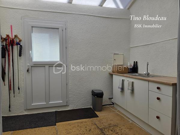 À seulement 3 minutes à pied des commerces du centre de Bléré et de l’école, et à 20 minutes à pied de la gare de Bléré–La Croix, cette maison de bourg offre un emplacement privilégié au quotidien. Accès rapide aux Châteaux de Chenonceau et Amboise, et à seulement 30 minutes de Tours.

Soigneusement rénovée et particulièrement bien entretenue, cette maison associe une présentation impeccable à une configuration permettant de louer une partie du bien.

Au rez-de-chaussée, le logement indépendant dispose de sa propre entrée et communique également avec la maison par une double porte. Il comprend une chambre, une cuisine aménagée et équipée ouverte sur le salon-séjour, ainsi qu’une salle d’eau avec WC. Un véritable atout pour envisager un revenu locatif complémentaire tout en habitant les étages.
L'accès à la maison ouvre sur un patio couvert permettant de stocker et entreposer, ainsi qu’une entrée aménagée en arrière-cuisine avec point d’eau et plaque de cuisson. Une cave voûtée en tuffeau complète ce niveau.
Le premier étage comprend un salon-séjour chaleureux, une cuisine indépendante aménagée et équipée, une salle d’eau, des WC séparés et plusieurs rangements.
Au deuxième étage, vous trouverez deux chambres confortables, un palier équipé d’une cabine de douche et des WC indépendants.

Chauffage électrique, huisseries en double vitrage et possibilité de louer un garage à proximité permettant de compléter le bien si nécessaire.

Un emplacement privilégié, un bien soigné sans travaux à prévoir et une partie indépendante exploitable tout de suite, selon votre projet.

Contactez moi rapidement pour organiser votre visite.