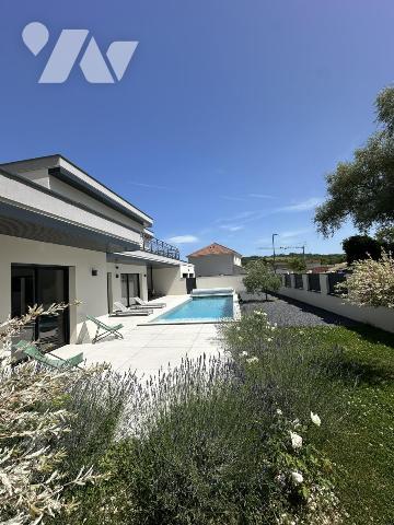 Maison 4 chambres 2 suites parentales, deux garages, 1 piscine