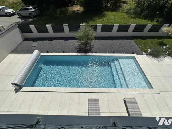 Maison 4 chambres 2 suites parentales, deux garages, 1 piscine