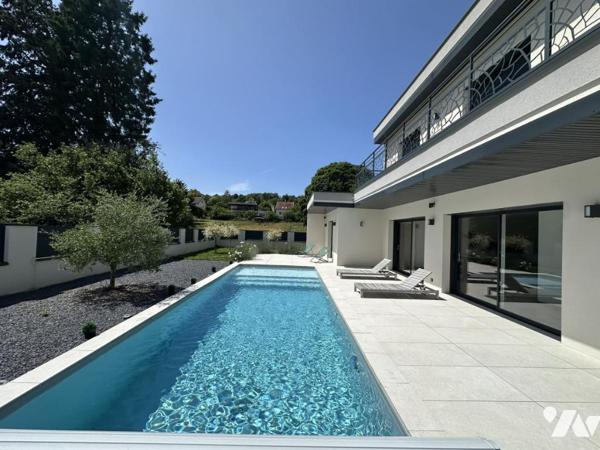 Maison 4 chambres 2 suites parentales, deux garages, 1 piscine