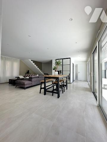 Maison 4 chambres 2 suites parentales, deux garages, 1 piscine