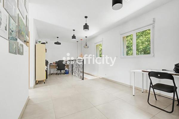 Maison
         6 pièces
        - 235 m² Bien prestige 599 000 € *