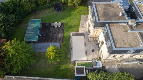 MAGNIFIQUE DUPLEX  FAMILIALE AVEC 4 CHAMBRES AVEC   UN JARDIN PRIVATIF AVEC PISCINE