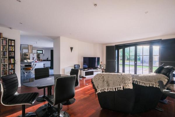 MAGNIFIQUE DUPLEX  FAMILIALE AVEC 4 CHAMBRES AVEC   UN JARDIN PRIVATIF AVEC PISCINE