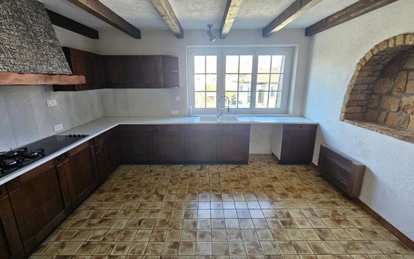 Immeuble à vendre    9 pièces •  Neufchef