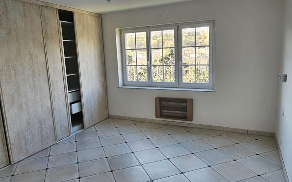 Immeuble à vendre    9 pièces •  Neufchef