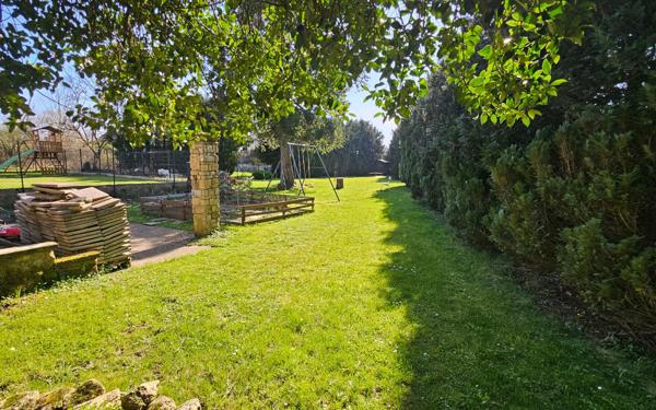 Immeuble à vendre    9 pièces •  Neufchef