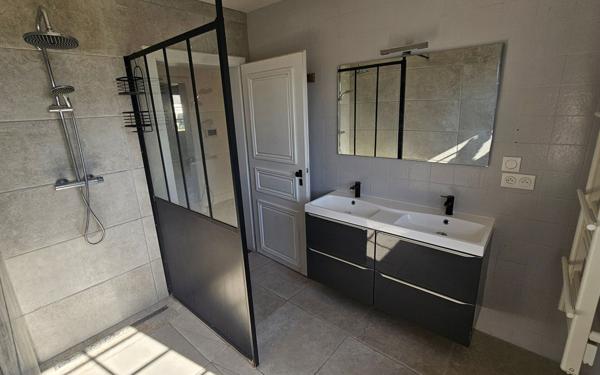 Immeuble à vendre    9 pièces •  Neufchef