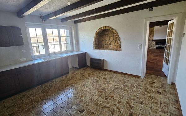 Immeuble à vendre    9 pièces •  Neufchef