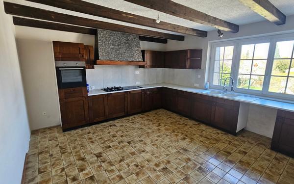 Immeuble à vendre    9 pièces •  Neufchef