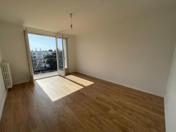 Marrière - bel appartement deux pièces spacieux et lumineux. Balcon, pkg et cave.