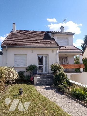 Venez visiter cette belle maison construite en 1994, d'env. 117m² élevée sur sous-sol total com...