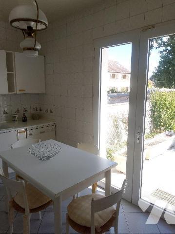 Venez visiter cette belle maison construite en 1994, d'env. 117m² élevée sur sous-sol total com...