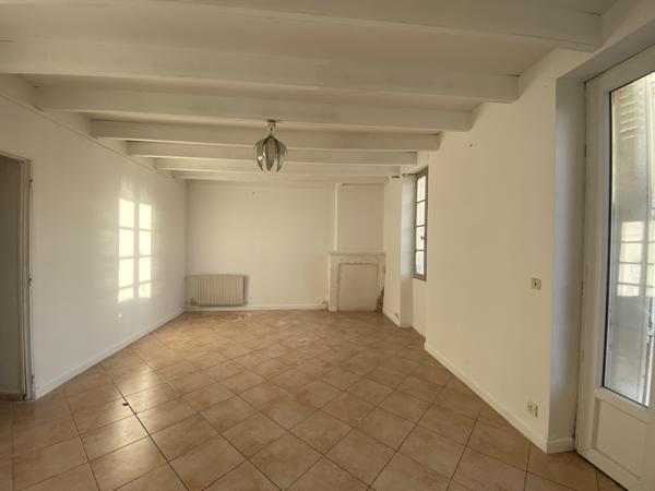 ANGOULEME Proximité toutes commodités, maison d'habitation divisée en 3 logements. Jardin. Rendement attractif