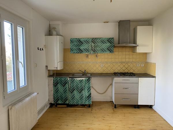 ANGOULEME Proximité toutes commodités, maison d'habitation divisée en 3 logements. Jardin. Rendement attractif