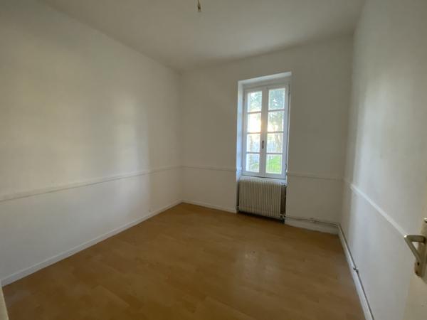 ANGOULEME Proximité toutes commodités, maison d'habitation divisée en 3 logements. Jardin. Rendement attractif
