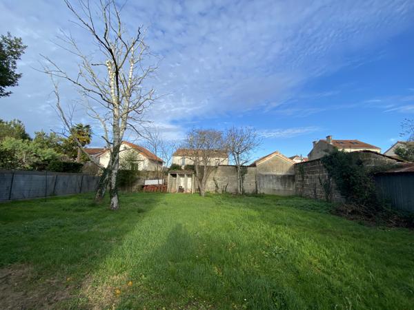 ANGOULEME Proximité toutes commodités, maison d'habitation divisée en 3 logements. Jardin. Rendement attractif