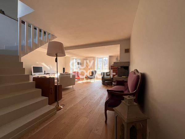 Superbe maison en pierre de 258m² avec deux chambres d'hôtes et un local commercial en plein coeur du centre historique de Moret-sur-Loing Moret-sur-Loing