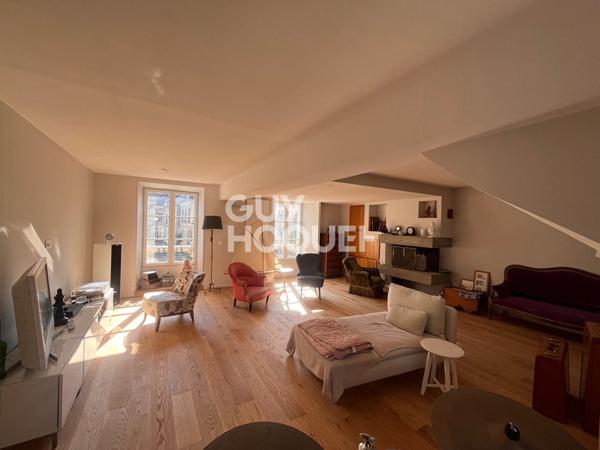 Superbe maison en pierre de 258m² avec deux chambres d'hôtes et un local commercial en plein coeur du centre historique de Moret-sur-Loing Moret-sur-Loing