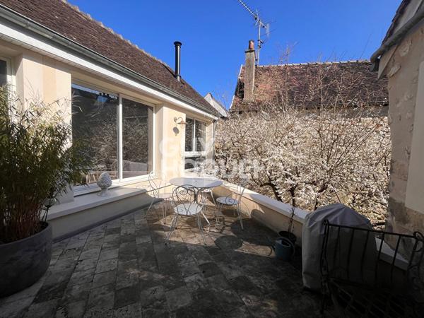 Superbe maison en pierre de 258m² avec deux chambres d'hôtes et un local commercial en plein coeur du centre historique de Moret-sur-Loing Moret-sur-Loing