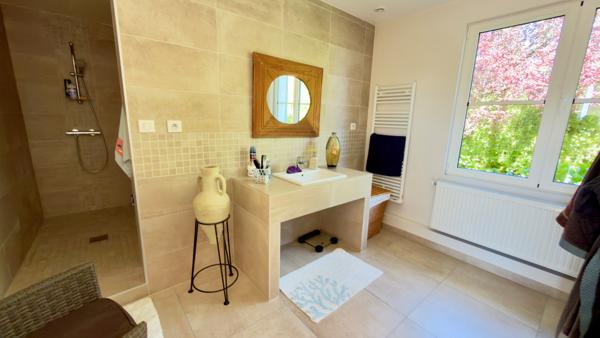 MAGNIFIQUE PROPRIETE DE SEMI PLAIN PIED ERIGEE SUR PLUS DE 1300 M² LA CHAPELLE D ARMENTIERES