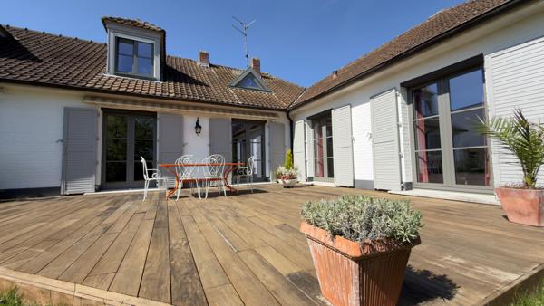 MAGNIFIQUE PROPRIETE DE SEMI PLAIN PIED ERIGEE SUR PLUS DE 1300 M² LA CHAPELLE D ARMENTIERES