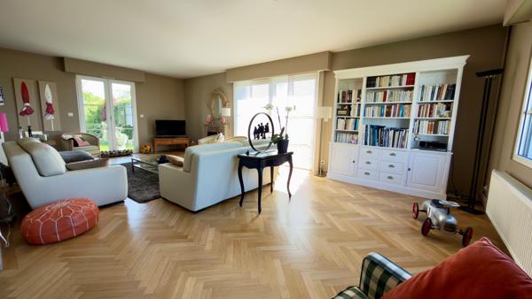 MAGNIFIQUE PROPRIETE DE SEMI PLAIN PIED ERIGEE SUR PLUS DE 1300 M² LA CHAPELLE D ARMENTIERES