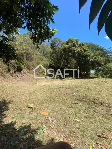Terrain constructible de 2 052 m2 aux Trois Ilets