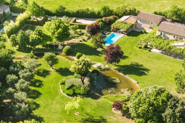 Saint-Saturnin-lès-Apt (84490) Propriété de charme dans le Luberon avec gîte indépendant et potentiel d’exploitation